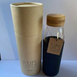 NIB Sips Drinkware Wander Glass Water Bottle w/Black Rubber Sleeve & Bamboo Top